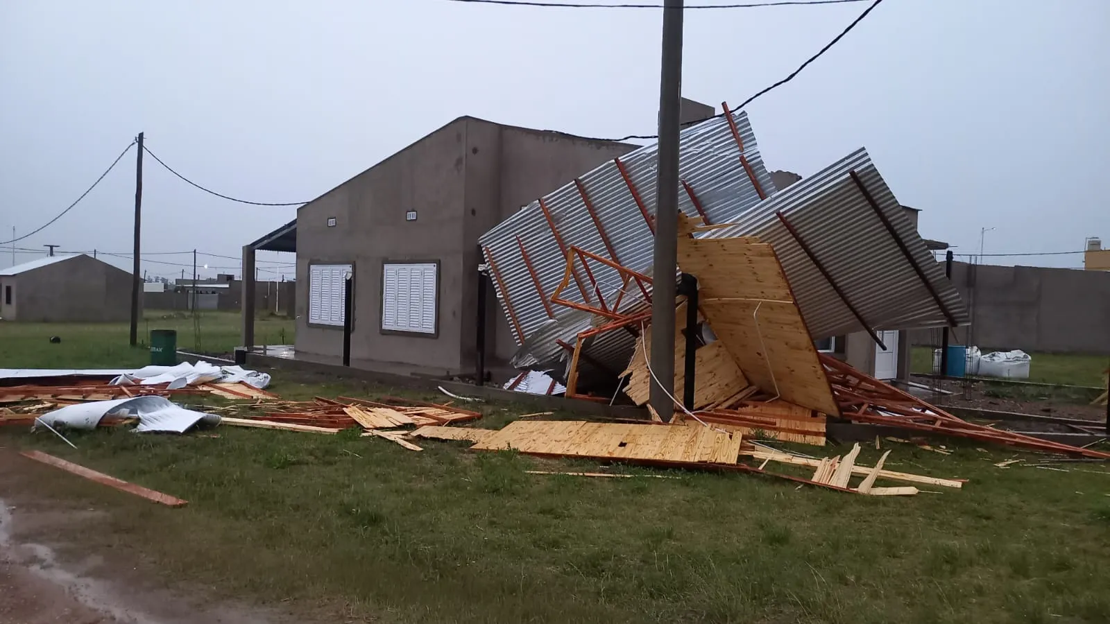 Voladuras de techo y destrozos en Ramírez