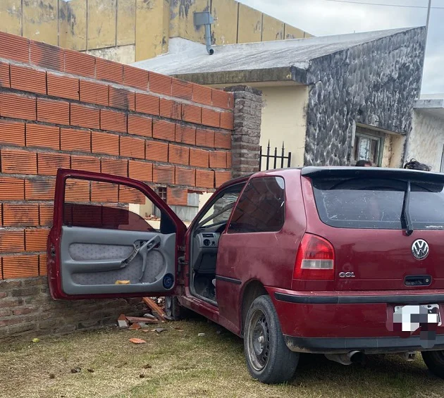 Despistó y terminó contra una pared domiciliaria