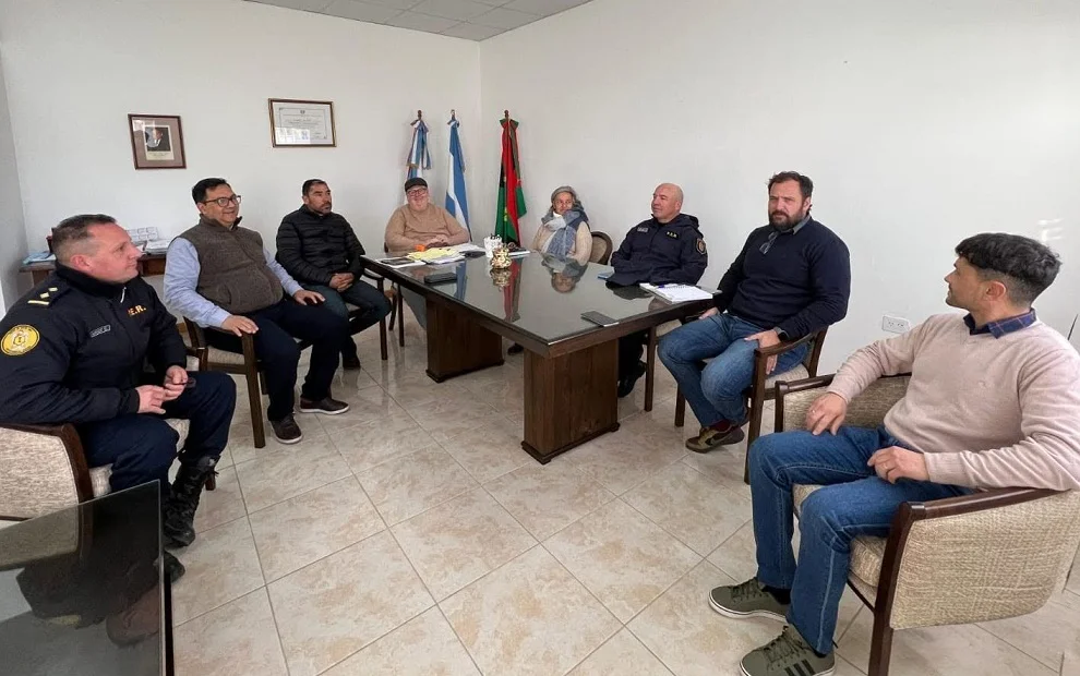 Maria Luisa y policia1
