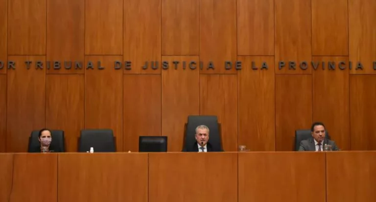 Tribunal-de-Juicios-y-Apelaciones-integrado-por-el-vocal-Jose-Maria-Chemez-la-vocal-Carolina-Castagno-y-el-vocal-Elvio-Garzon-768x412