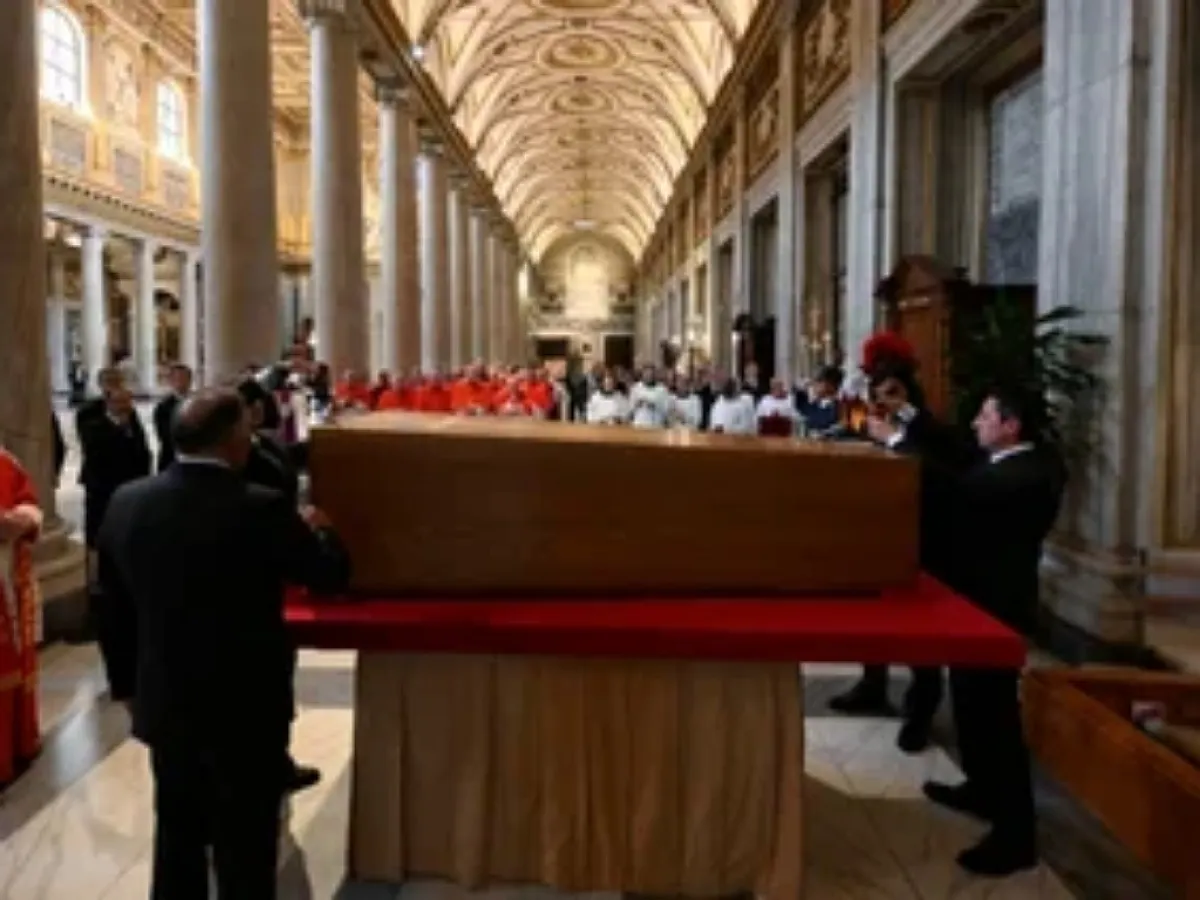 49523-tras-un-multitudinario-funeral-el-papa-francisco-descansa-en-la-basilica-de-santa-maria-la-mayor