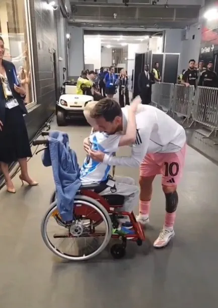 gesto-messi-chico-discapacitadojpg